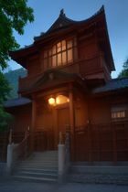 都市爱情剧推荐封面，男女主角在城市天台相遇，夕阳背景温暖浪漫，情感剧典型场景